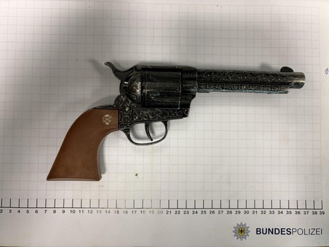 BPOL NRW: Auf dem Weg zur Comicmesse Bundespolizei stellt Anscheinswaffe sicher