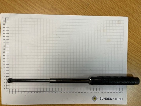 BPOL NRW: Aggresiver reisender Bundespolizei stellt Schlagstock sicher