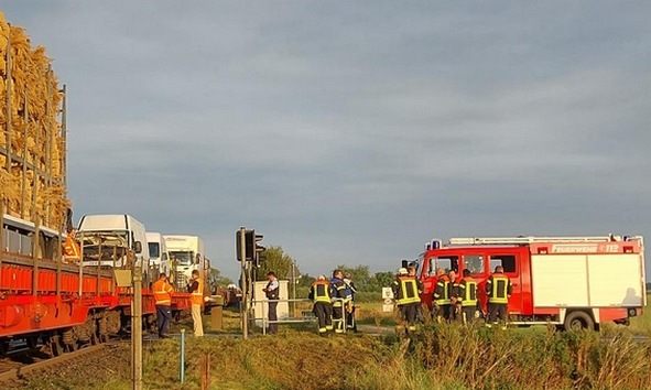 BPOL-FL: Qualmender Kastenwagen auf Autozug sorgt für Feuerwehreinsatz