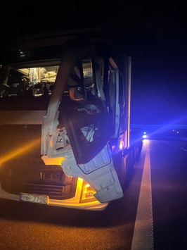POL-BI: Lkw-Tür auf der Autobahn abgefahren