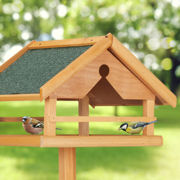 Klassisches Vogel-Futterhaus aus Holz mit Ständer & Bitumendach