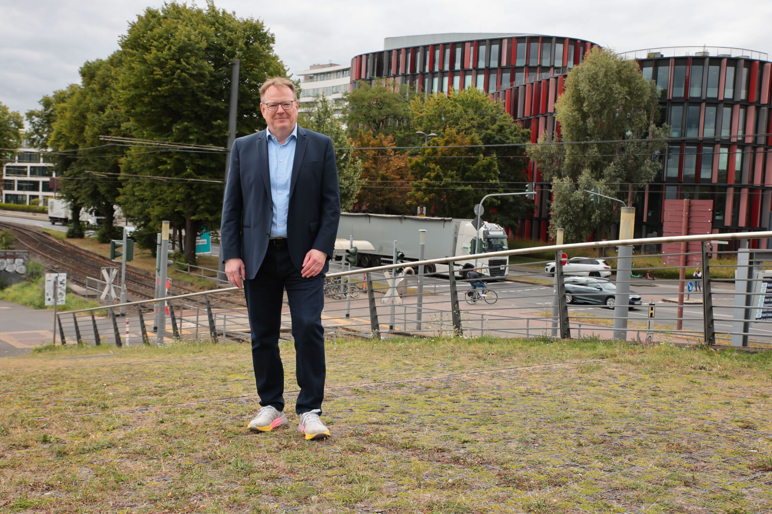 Kölner SPD-Kandidat: Wie Torsten Burmester in Glücksbringer-Schuhen durch sein Veedel Bayenthal streift