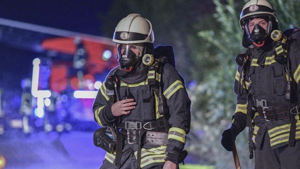Zwei Menschen nach Brand in Kleingartenverein im Krankenhaus
