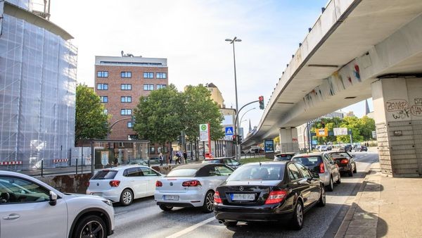 Auto versichern? Pendler im Hamburger Umland sparen viel Geld