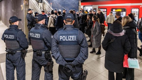 Nerviger Handy-Schnacker bedroht Reisenden im Zug mit Messer