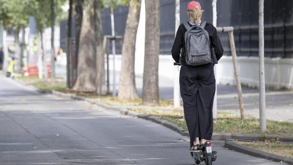 E-Scooter-Fahrerin (16) bei Unfall verletzt – Lkw-Fahrer flüchtet