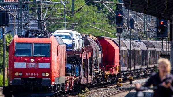 Teenager (16) aus Hamburg von Güterzug gestürzt und mitgeschleift