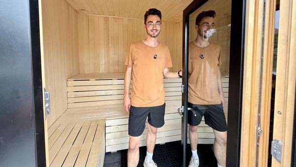 Erste schwimmende Sauna im Norden: Jungunternehmer zieht Bilanz