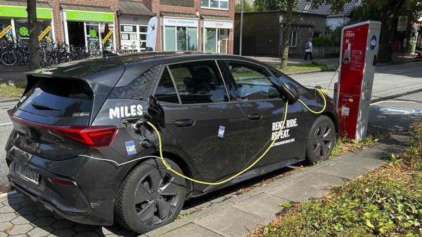 Neue „Blockiergebühr“ und höhere Strompreise für E-Autos in Hamburg