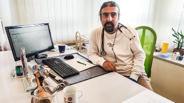 Rassistischer Patient schlägt Arzt – und setzt sich ins Wartezimmer