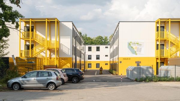 Erste Bewohner beziehen anfangs umstrittene Unterkunft am Wiesendamm