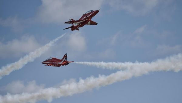 Knallrote Kampfjets donnern über Hamburg – was es damit auf sich hat