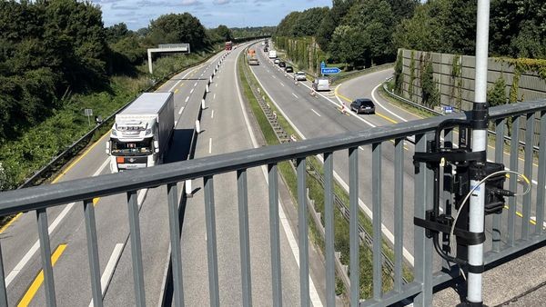 A25: Geheimnisvolle Kameras – Wer filmt hier den Verkehr?