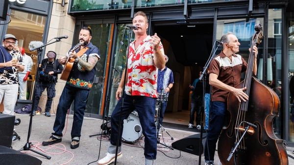 Sasha gibt überraschend Mini-Konzert – mitten in der Hamburger City
