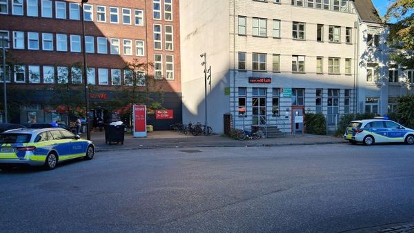 Mann bedroht am Bahnhof Altona Busfahrer mit Messer