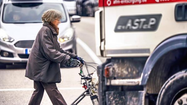 Lkw erfasst Fußgängerin – Seniorin schwebt in Lebensgefahr