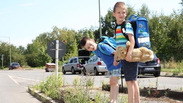 Aktion Schultüte: „Bitte langsam fahren!“, appellieren die Kinder