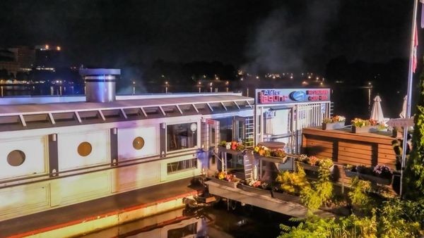 Feuer auf Binnenalster: Rauch quillt aus schwimmendem Restaurant