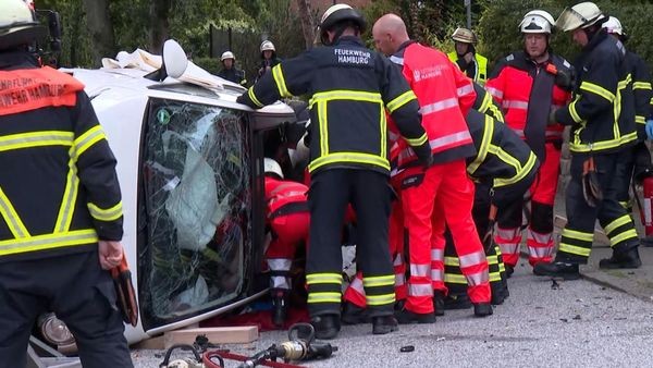Senior landet mit Cabrio auf der Seite und wird schwer verletzt