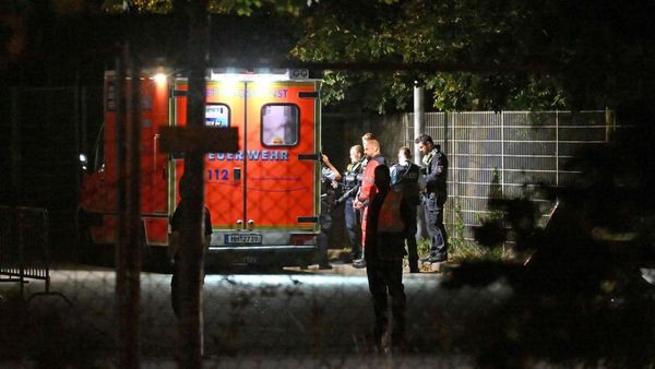 Großeinsatz in Harburg: Junge Frau wandelt an den Gleisen