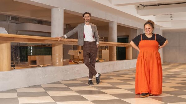 Neues Foyer im Ernst Deutsch Theater: Gratis-Franzbrötchen zum Start