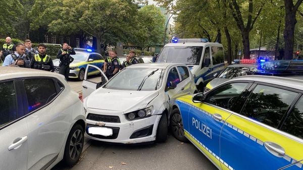 Verfolgungsjagd durch Altona – Polizei kesselt Unfallfahrer ein