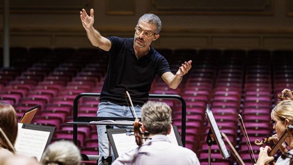 So intensiv probt der neue Chef mit seinen Philharmonikern