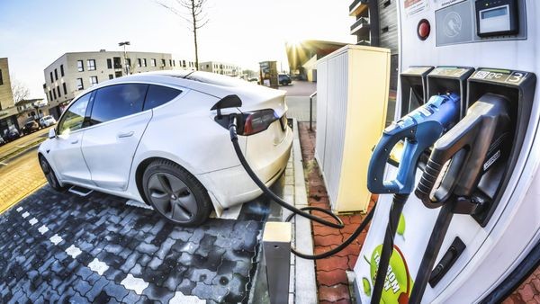 E-Mobilität: Was diese Schnellladesäule in Hamburg besonders macht