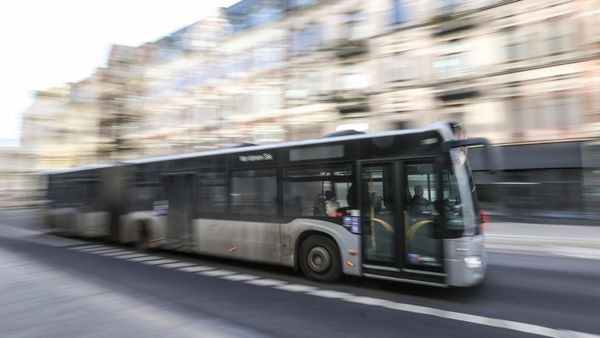 Linienbus prallt in Ottensen gegen Auto – drei Menschen verletzt