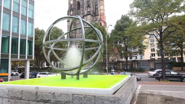 Protest gegen Cruise Days: Extinction Rebellion färbt Brunnen grün