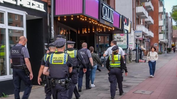 Polizei, Zoll und Bezirk knöpfen sich in Wandsbek Shisha-Bars vor