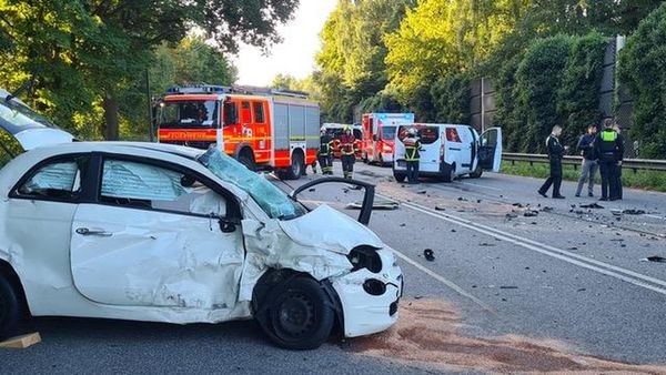 Frau (24) gerät in Gegenverkehr und schleudert gegen Transporter
