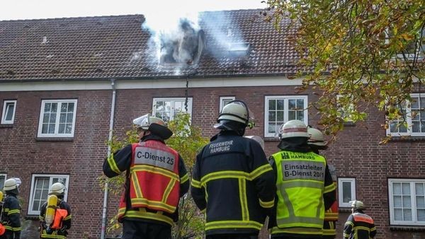 Dachgeschoss in Tonndorf brennt – schmale Straße erschwert Einsatz