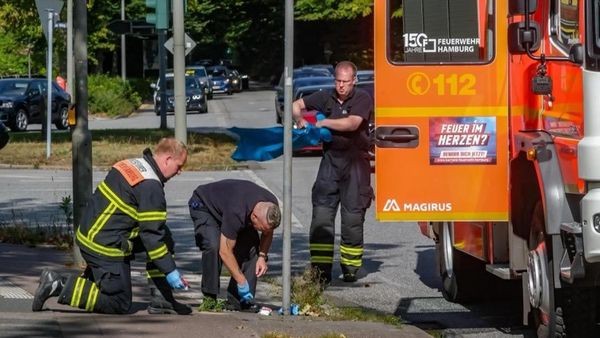 Auto erfasst Radfahrerin: Frau wird lebensbedrohlich verletzt