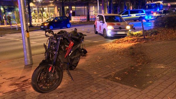 71-Jähriger wendet an Alster – Motorradfahrer fährt auf und stirbt