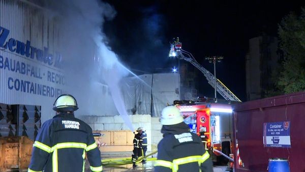 Feuer in Recyclinganlage – Löscharbeiten beendet