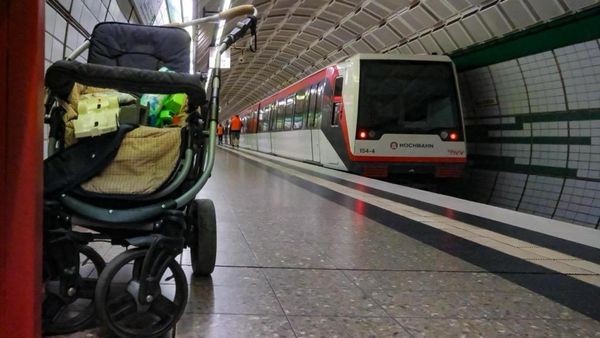 Großer Schreck an der U2: Kinderwagen wird von Bahn überrollt