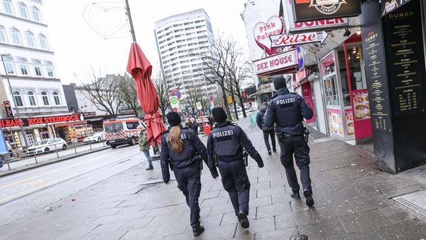 An der Reeperbahn: Mann sticht siebenmal zu – es ging um eine Frau