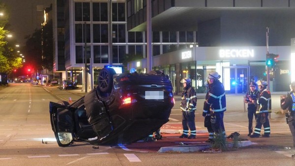 Schwerer Unfall: Ford rammt AMG und überschlägt sich