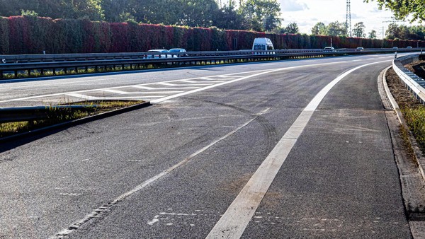 A25: Autofahrer fährt durch frischen Asphalt – mit Folgen