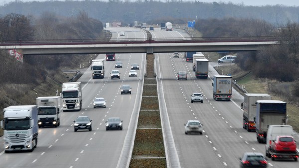 A1 bei Hamburg: Unbekannter wirft Gegenstände von Brücke auf Autos