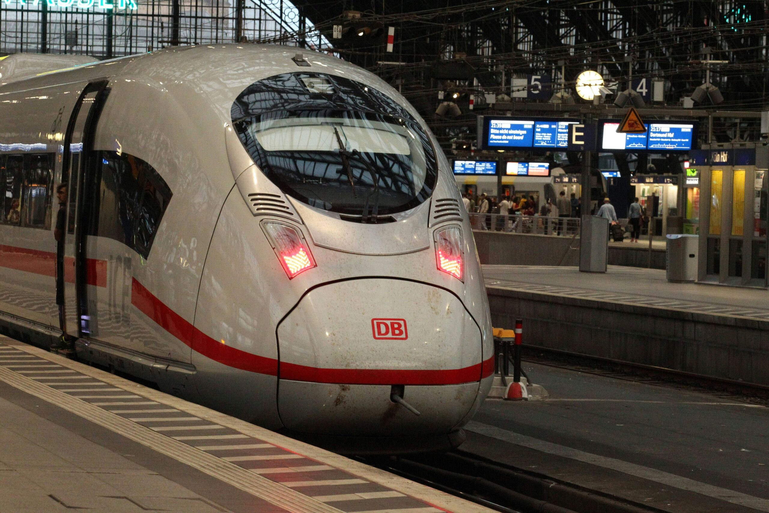 Nach Sperrung: Kölner Hauptbahnhof wieder freigegeben – Verzögerungen im Bahnverkehr dauern an