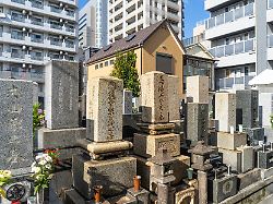 Empörung über Touristen: Influencer trinkt Opfergabe auf japanischem Friedhof