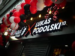 Abriss und eine neue Strategie: Lukas Podolski macht auch bei Köln zwei Döderbuden dicht