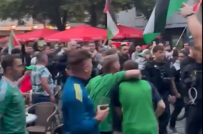 Aufeinandertreffen in Kölner Altstadt: Nordirische Fußballfans verhöhnen Pro-Palästina-Demo mit Schmähgesängen