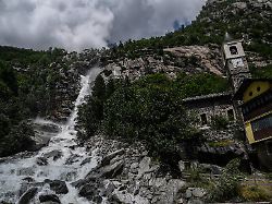 Auf Felsen ausgerutscht: Deutscher stirbt nach Sturz in Wasserfall