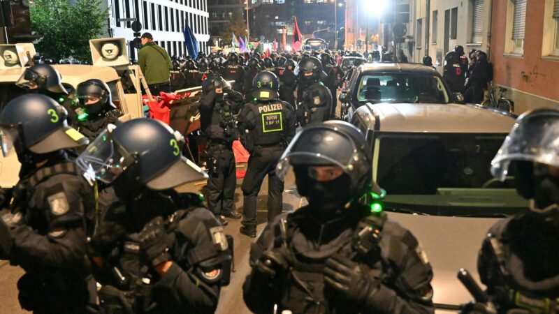 Eskalierter Anti-Kriegs-Protest: Innenminister Reul räumt Polizei-Versäumnisse bei Demo in Köln ein