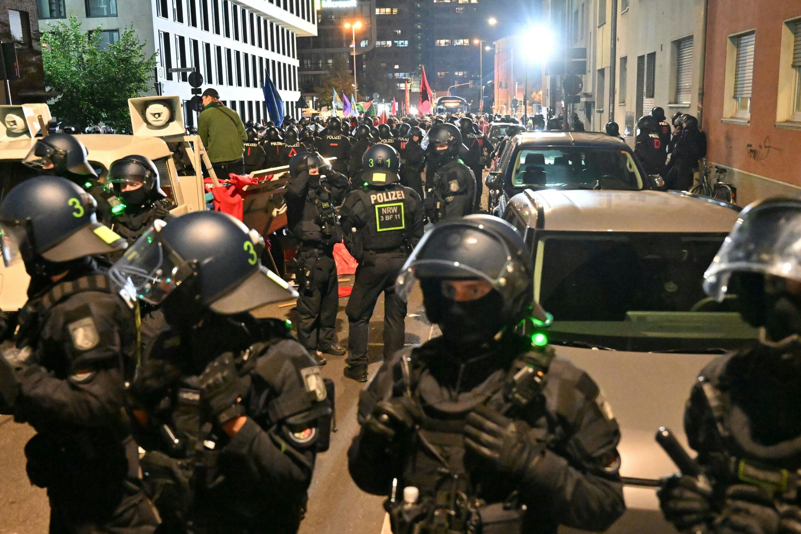 Eskalierter Anti-Kriegs-Protest: Innenminister Reul räumt Polizei-Versäumnisse bei Demo in Köln ein