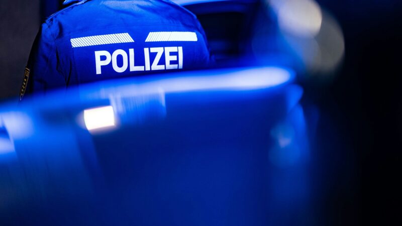 Schwerer Unfall auf der A1: Feuerwehr befreit verletzte Person aus Pkw