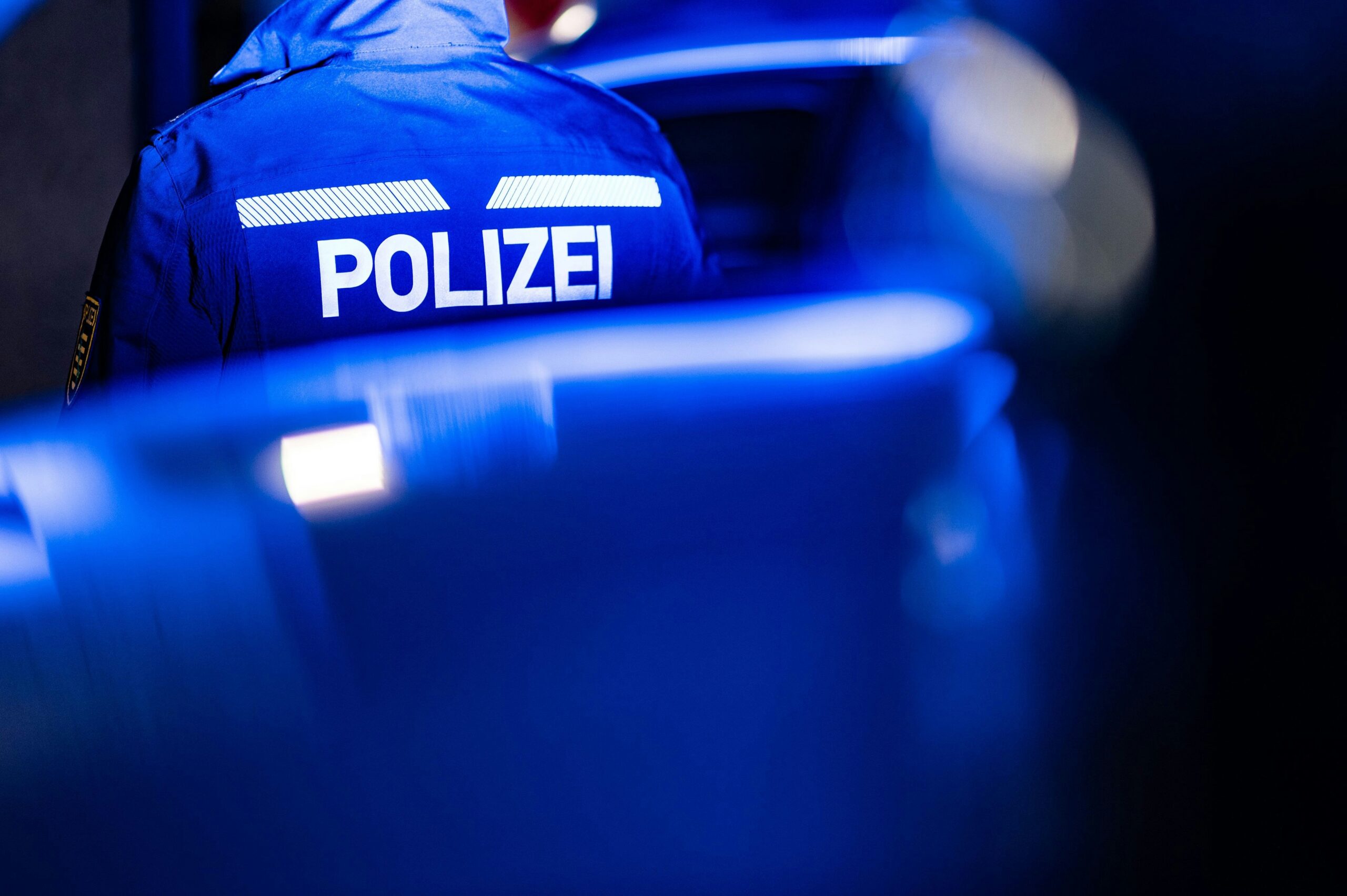 Schwerer Unfall auf der A1: Feuerwehr befreit verletzte Person aus Pkw